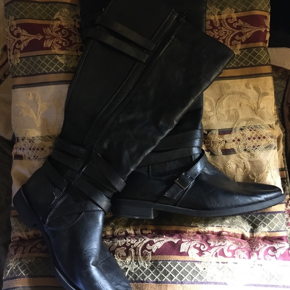 BEAUTIFUL BLACK LONG BOOTS WITH STRAPPY BUCKLES